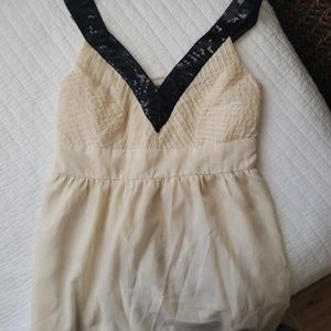 Delias tan and white top